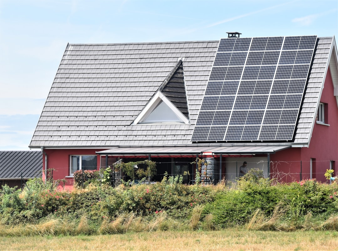 Waarom zonnepanelen reinigen vaak onzin is