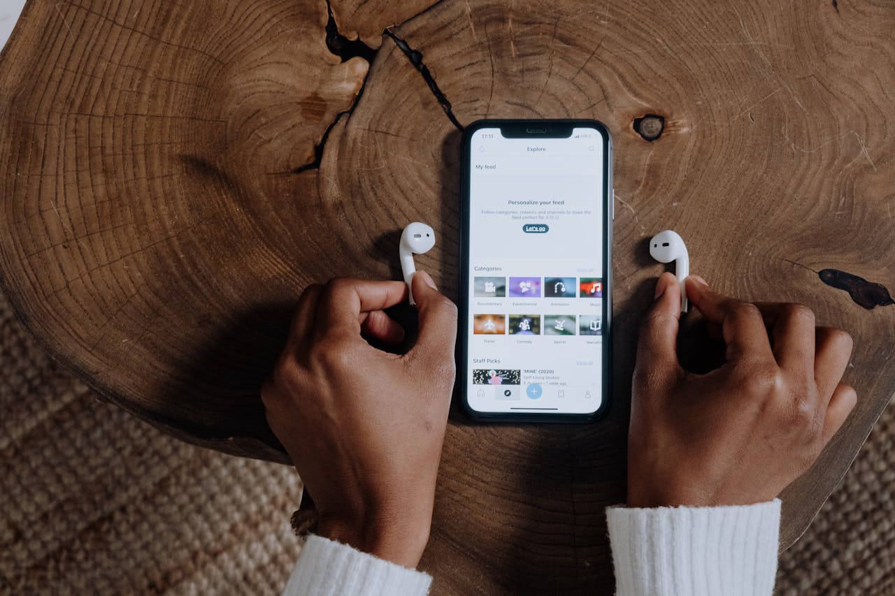 AirPods in, refurbished iPhone in je hand en je mist niets