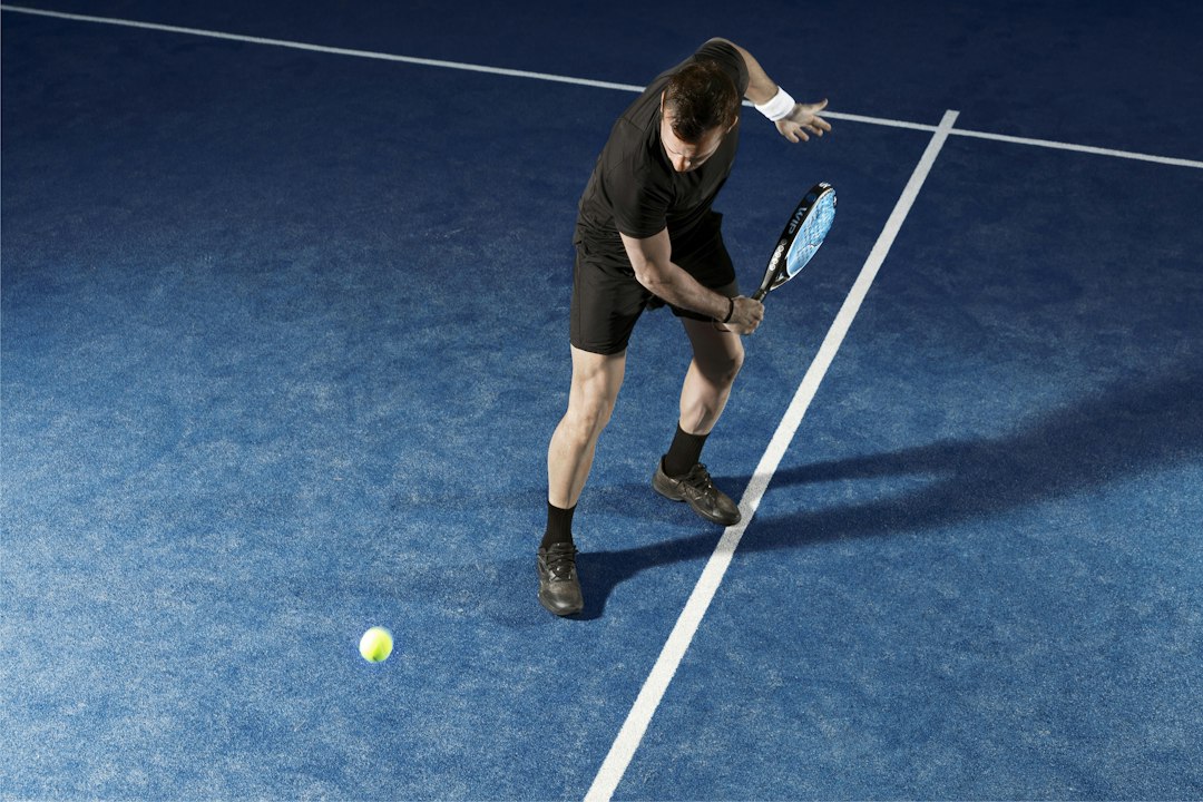 Serveren in padel: zo doe je het goed (techniek + veelgemaakte fouten)